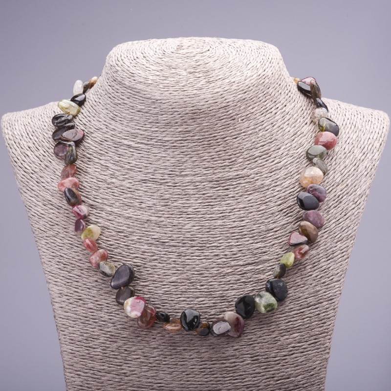 Colier din turmalin natural, mărgele tăiate la fațete în formă de fluture, diametrul 7–12 mm, lungime 46 cm
