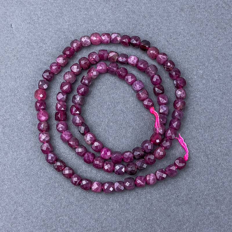 Mărgele de turmalin naturale, cuburi tăiate, pe șnur, diametrul 4×4 mm, lungimea 39 cm