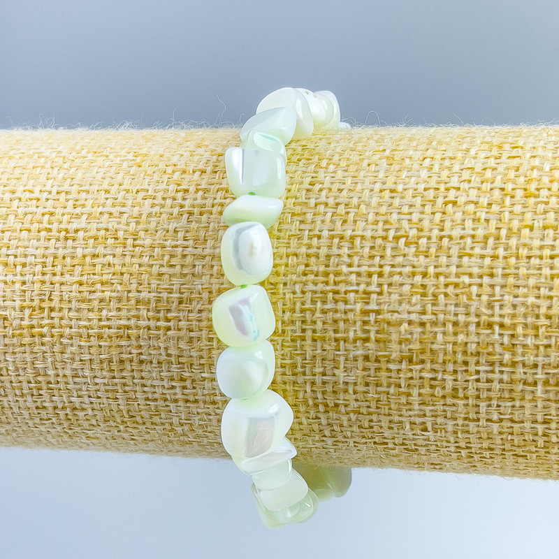 Brățară sidef verde mentă, fațetată, diametrul 8x6 mm, lungime 18 cm (extensibil)