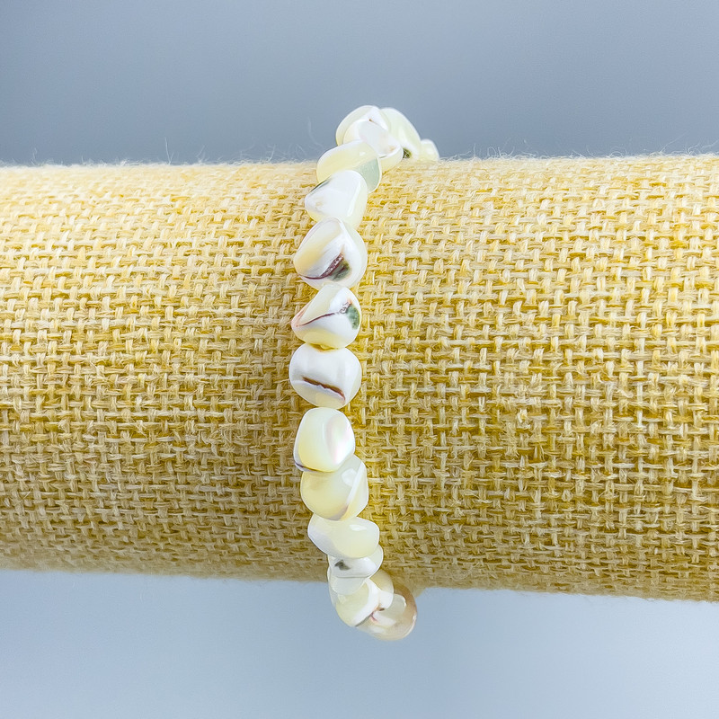 Brățară din sidef alb, fațetată, diametrul 8×6 mm, lungime 18 cm (elastică)