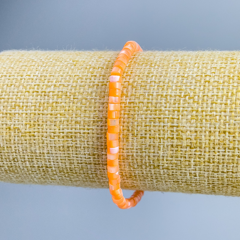 Brățară din sidef tonat portocaliu, mărgele disc, diametru aproximativ 4×2 mm, lungime 18 cm (elastică)