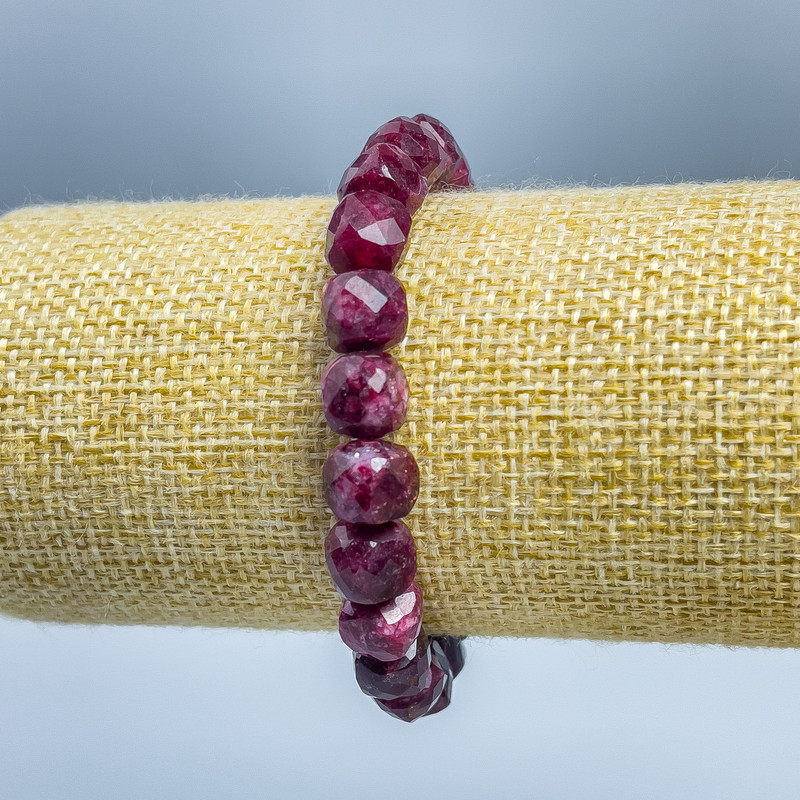 Brățară cu turmalin rubelit, piatră naturală, cuburi tăiate, diametrul 9×9 mm, lungimea 18 cm (elastic)