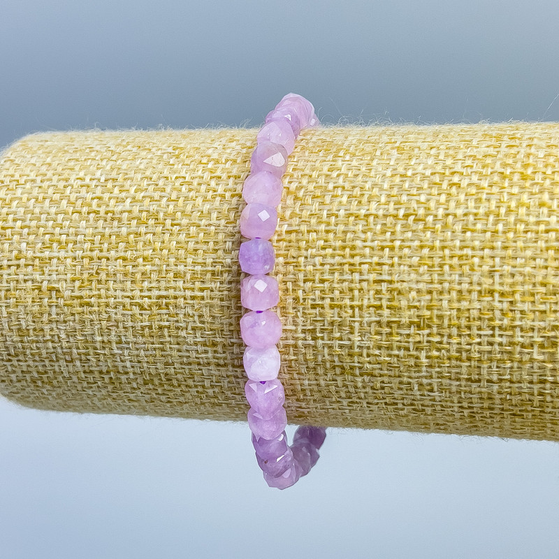 Brățară din kunzit natural, cu cuburi tăiate, diametrul de 5,5 mm, lungime 18 cm (elastic)