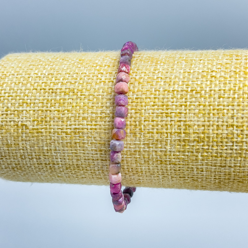 Brățară rubin, piatră naturală, cuburi facetate, diametrul 4x4 mm, lungime 18 cm (elastic)
