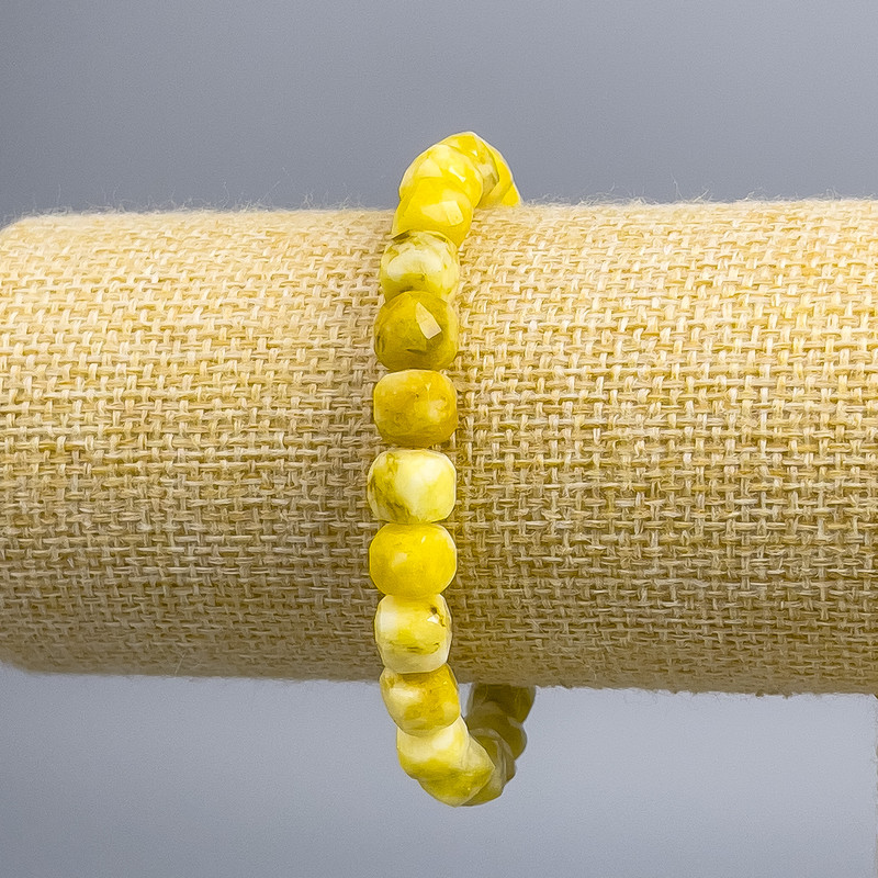 Brățară din jadeit galben, piatră naturală tăiată cub, diametrul 7,5×7,5 mm, lungime 18 cm (pe elastic)