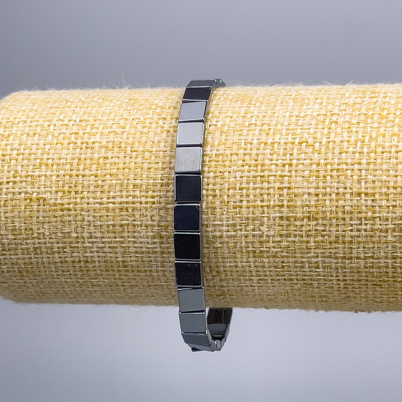 Brățară hematit pătrat, diametrul 6×6×2 mm, lungime 18 cm (pe elastic)