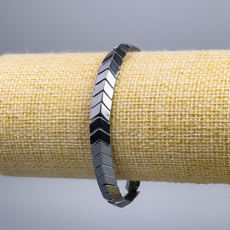 Brățară hematit săgeată, diametrul 8x7x4 mm, lungime 18 cm (șnur elastic)