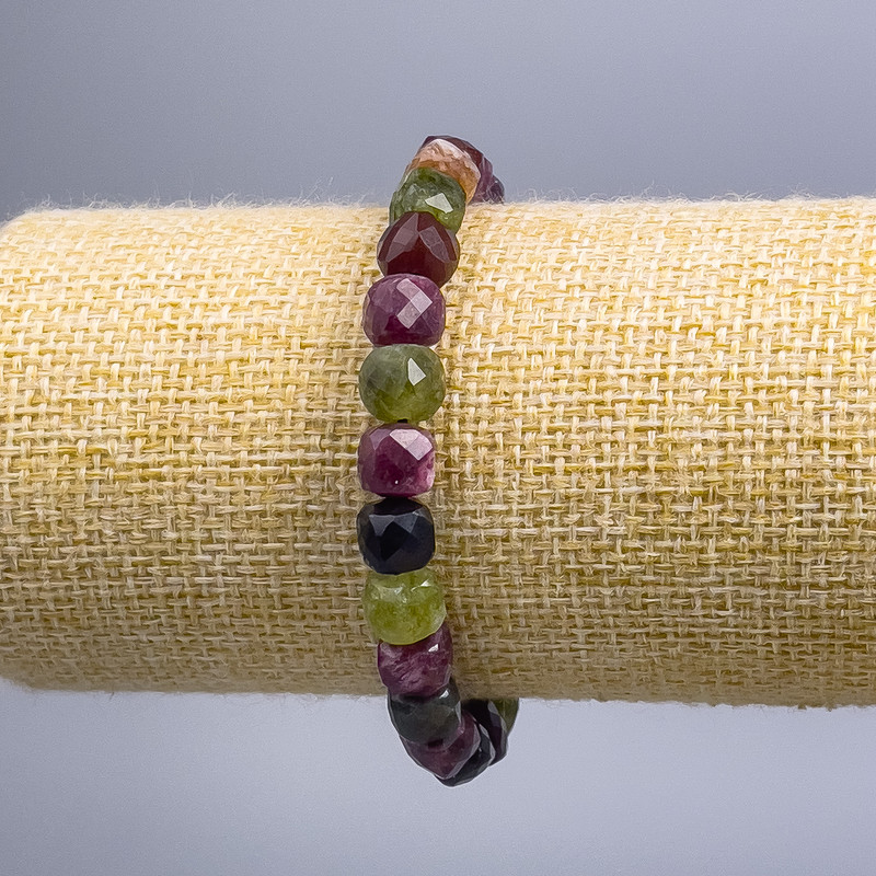 Brățară din turmalin natural, cuburi tăiate de 7×7 mm, lungime 18 cm (elastic)