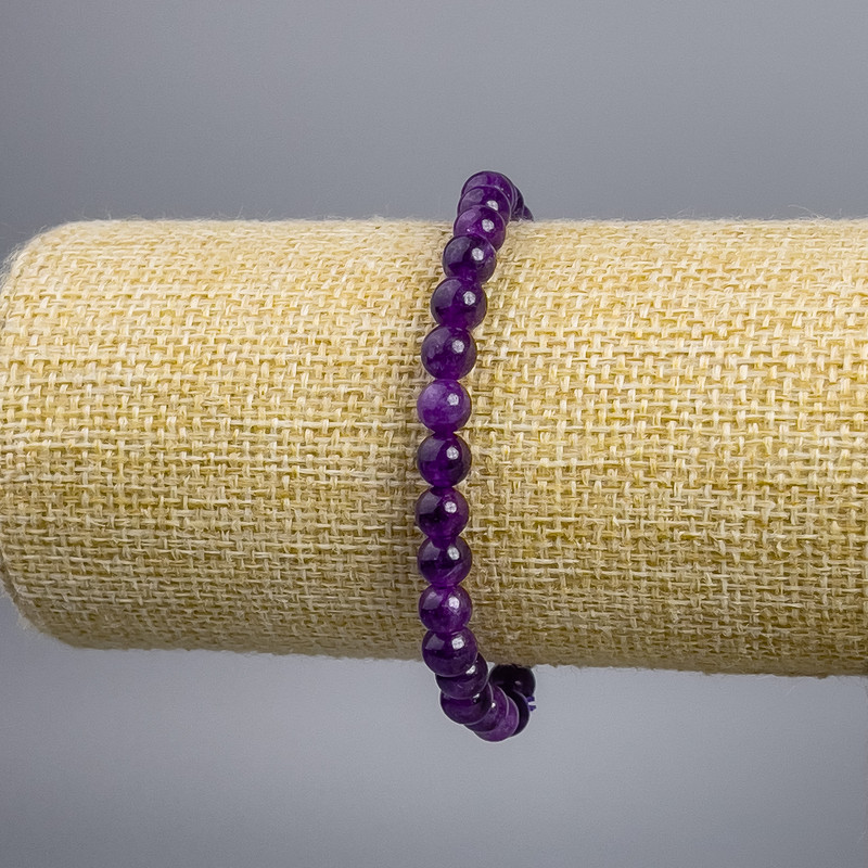 Brățară din sugilit (artificial) cu mărgele netede, diametru aproximativ de 6 mm, lungime 18 cm, pe bază elastică
