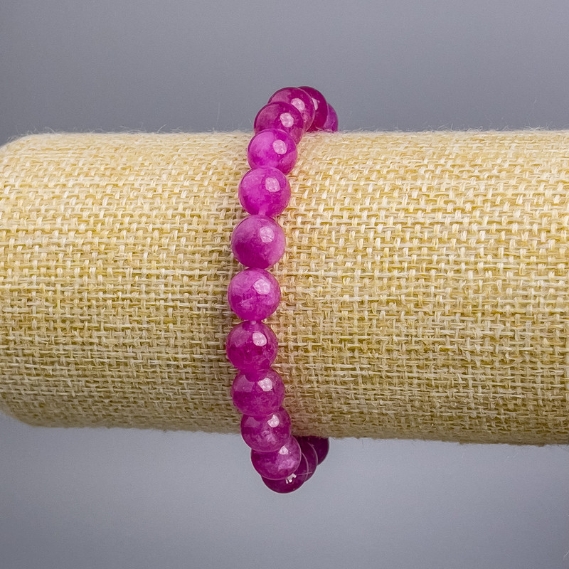 Brățară «turmalină» (artificială) culoare zmeură, mărgele rotunde lucioase, diametrul aproximativ 8 mm, lungime 18 cm, pe elastic