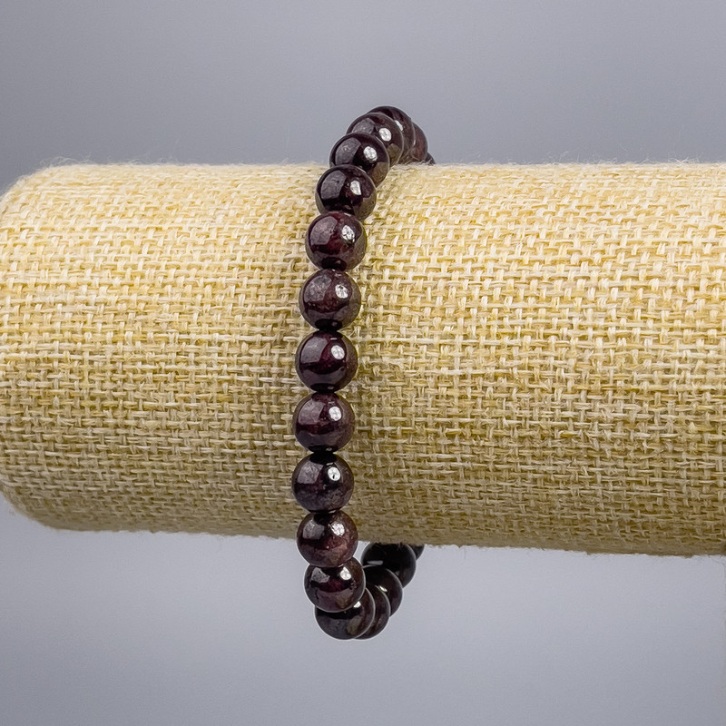 Brățară din granat cu bile netede, diametru aproximativ 8 mm, lungime 18 cm, elastică