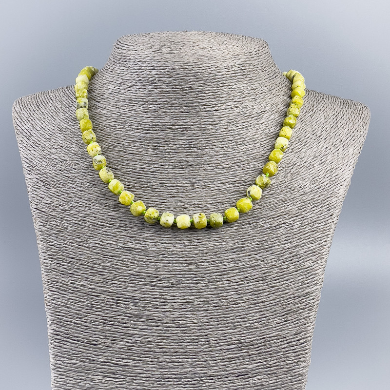 Colier din piatră naturală, jadeit galben, cuburi facetate, diametru 7 mm ±, lungime 48 cm ±