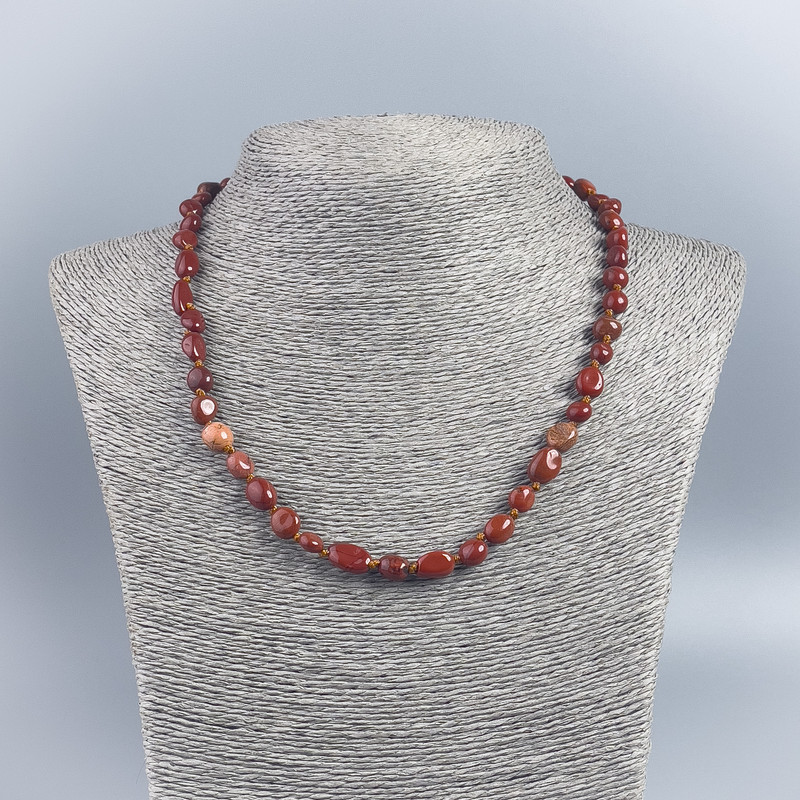 Colier din piatră naturală – Jasper roșu, mărgele facetate, diametru aproximativ 7–9 mm, lungime 48 cm