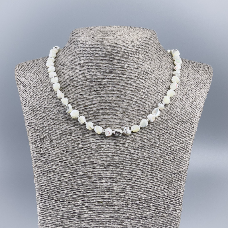 Colier din sidef natural (tonat) alb, cu mărgele rotunde, diametrul 8 mm, lungime 48 cm