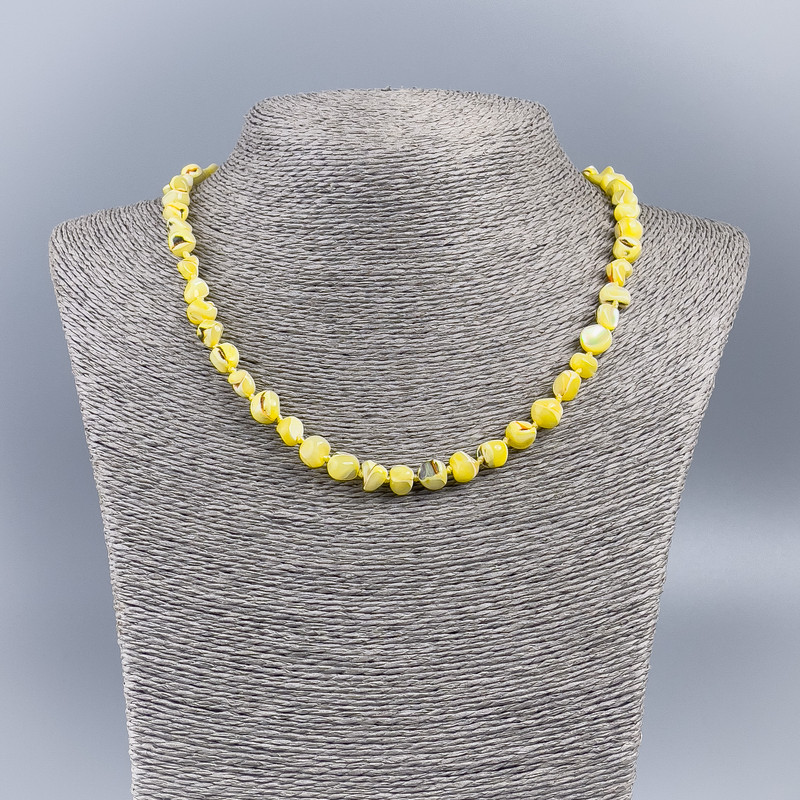 Colier din sidef natural (tonat) galben lămâie, mărgele rotunde, diametrul aproximativ de 8 mm, lungime 48 cm