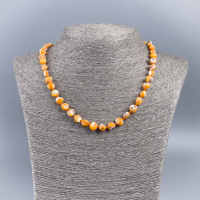 Colier din sidef natural, nuanțat portocaliu, mărgele rotunde, diametru 8 mm, lungime 48 cm