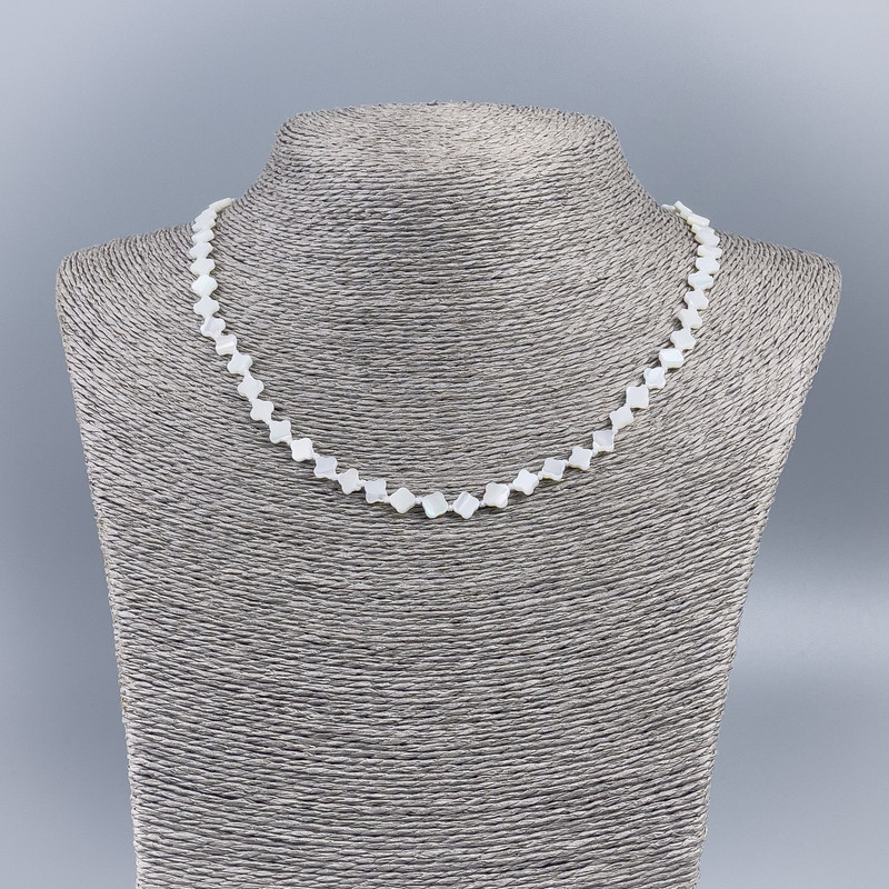 Colier din sidef alb natural, în formă de trifoi, dimensiuni 6x5x2 mm, lungime 50 cm