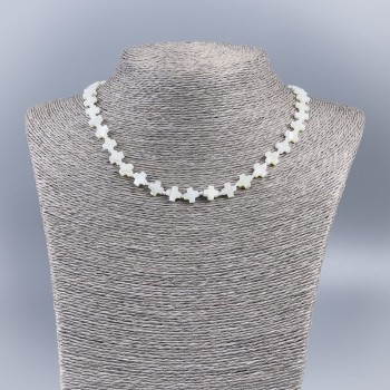 Colier din sidef alb natural în formă de cruciulițe, diametrul aproximativ 8×8×3 mm, lungime 50 cm