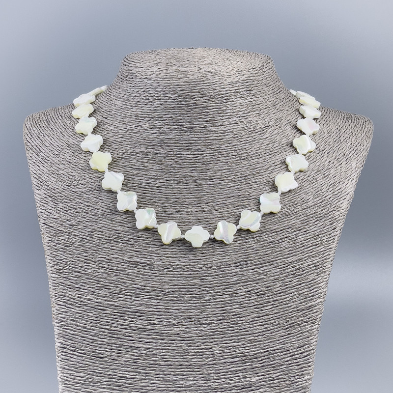 Colier din sidef alb natural în formă de trifoi, diametrul 11x13x3 mm, lungime 50 cm +/-