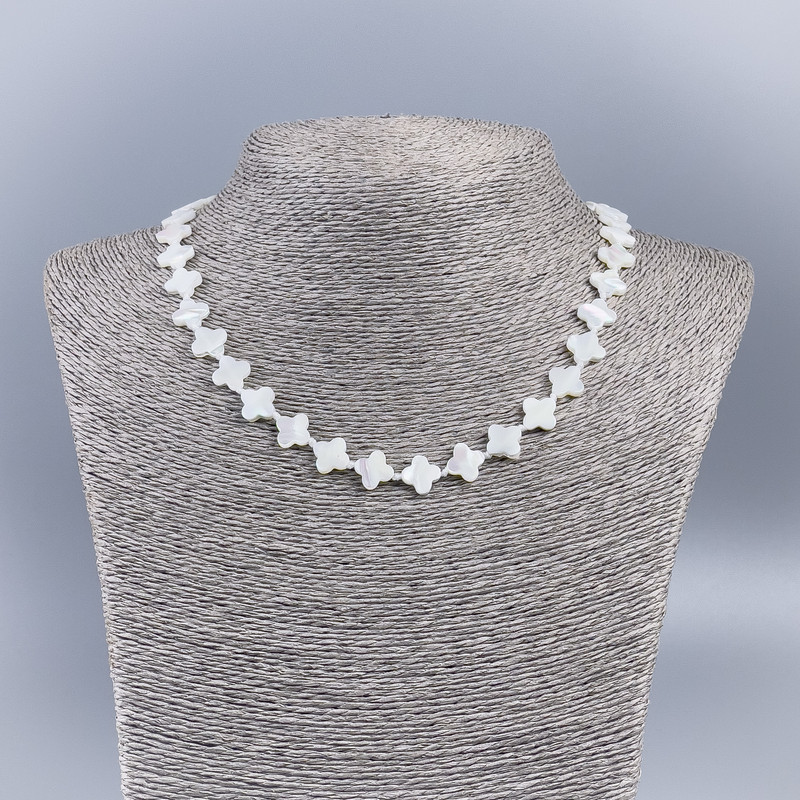 Colier din sidef alb natural în formă de trifoi, diametru 8x10x2 mm, lungime 50 cm +/-