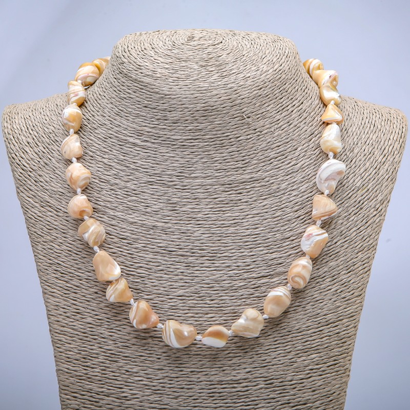 Colier din sidef natural bej, textură gravată, diametru 19x12 mm, lungime 45 cm