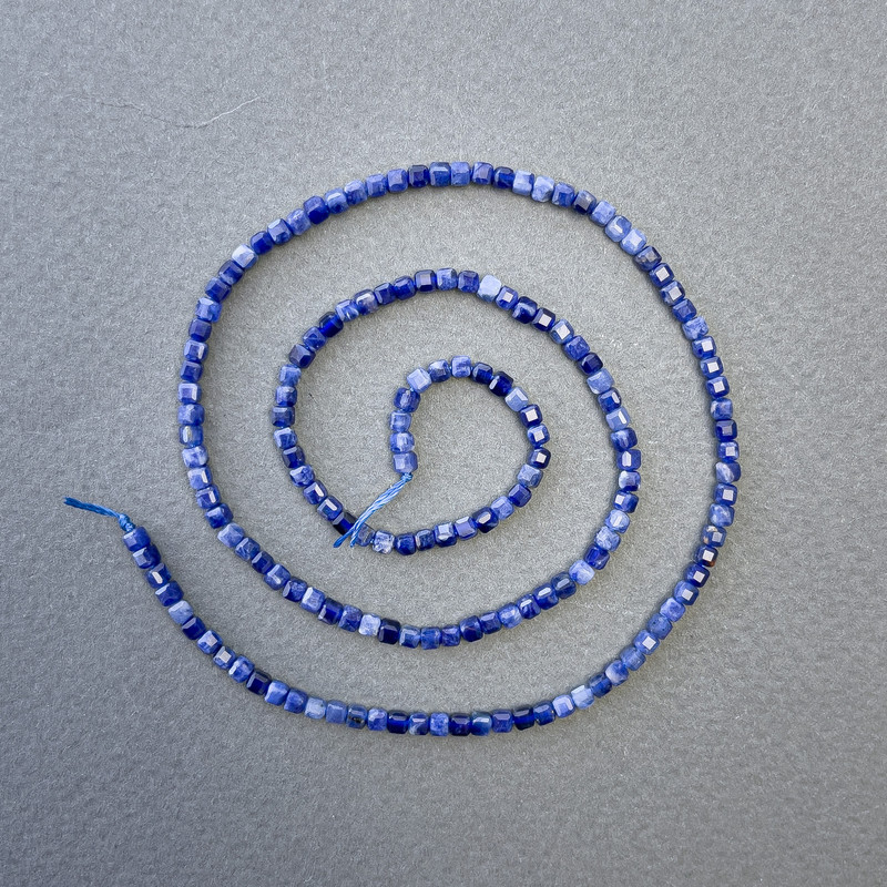 Mărgele cubice din sodalit, piatră naturală, pe șnur, dimensiune 2,5×2,5 mm, lungime 39 cm
