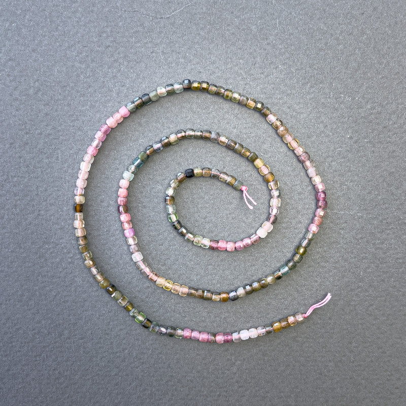 Mărgele pe șnur Turmalin asortat, piatră naturală, cuburi de 2,5 x 2,5 mm, lungime 39 cm