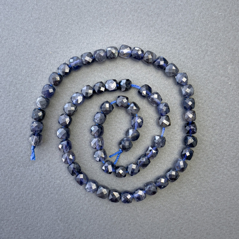 Mărgele din iolit, piatră naturală, cuburi tăiate, diametru 6x6 mm, lungime aproximativă 39 cm, pe șnur