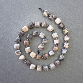 Mărgele din piatră solară naturală, cuburi facetate, diametrul 8×8 mm, lungime 39 cm, pe șnur cu mărgele