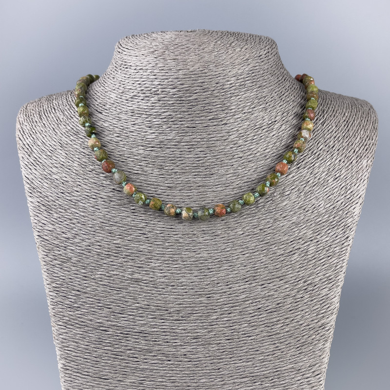 Colier din jasper heliotrop, piatră naturală, cu cuburi tăiate, diametru 6x6 mm, lungime 50 cm