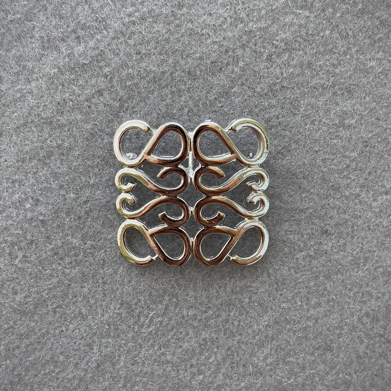 Broșă Accent din metal argintiu 40×40 mm +
