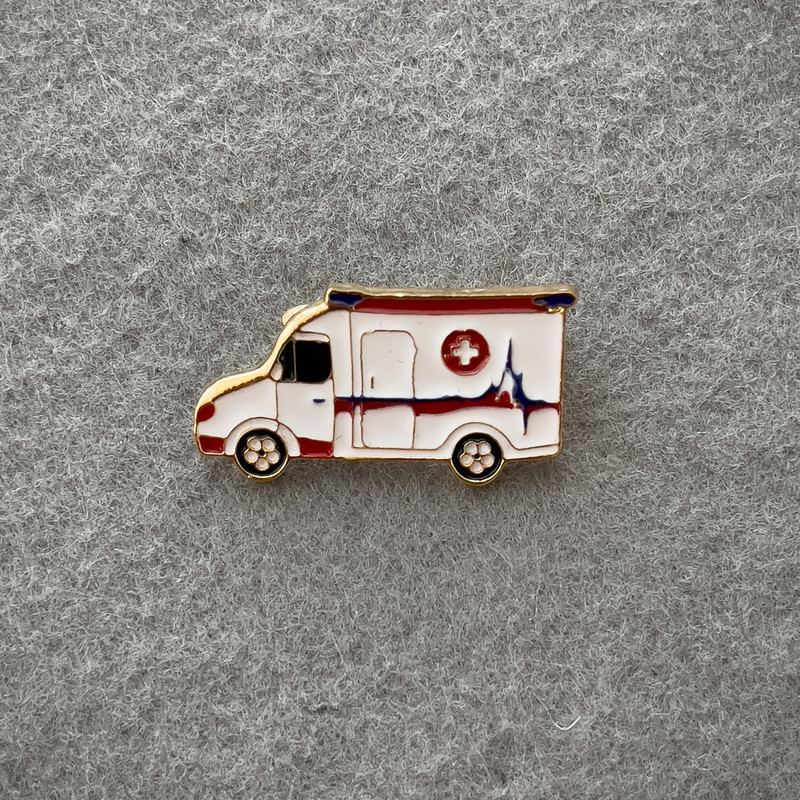 Broșă «Salvarea» email alb, metal auriu, 18×32 mm+