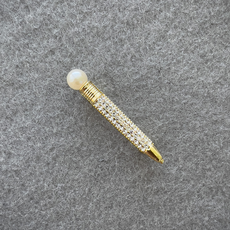 Broșă stilou cu strasuri albe și perlă, metal auriu 37×6 mm+