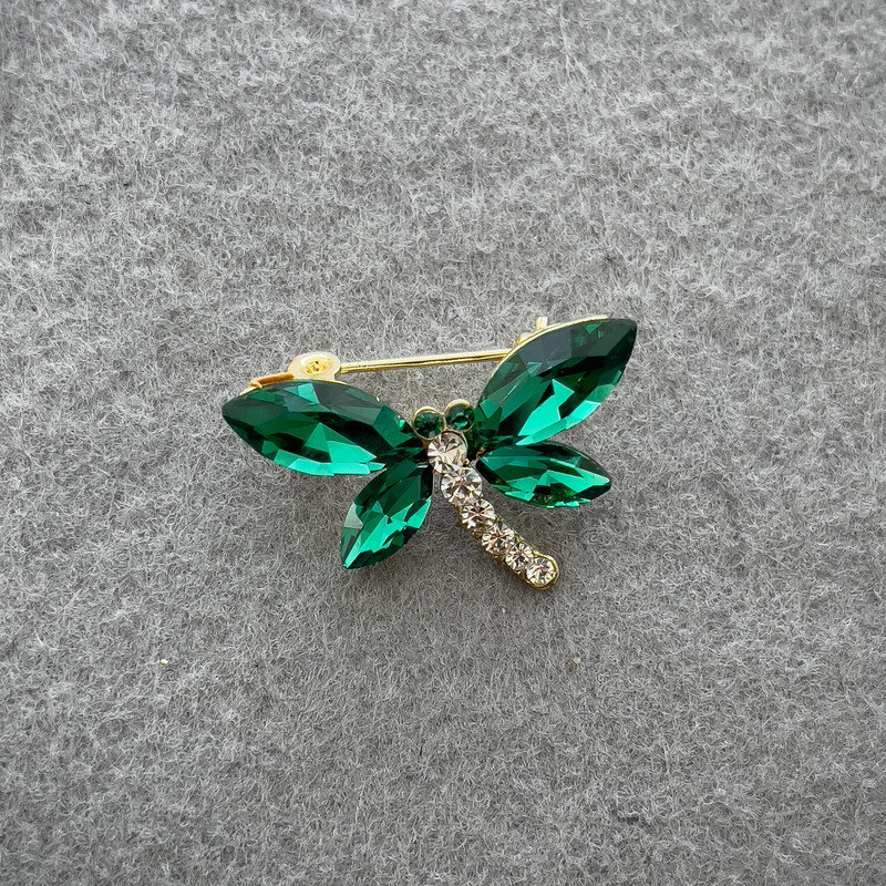 Broșă Fluture cu cristale verzi și albe, metal auriu, 20×28 mm+