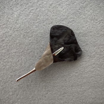 Broșă Floare Kali cu sidef negru și gri, metal argintiu 76x44 mm+