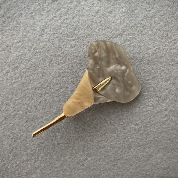 Broșă Floarea Kali, sidef gri și alb, metal auriu, 76×44 mm+