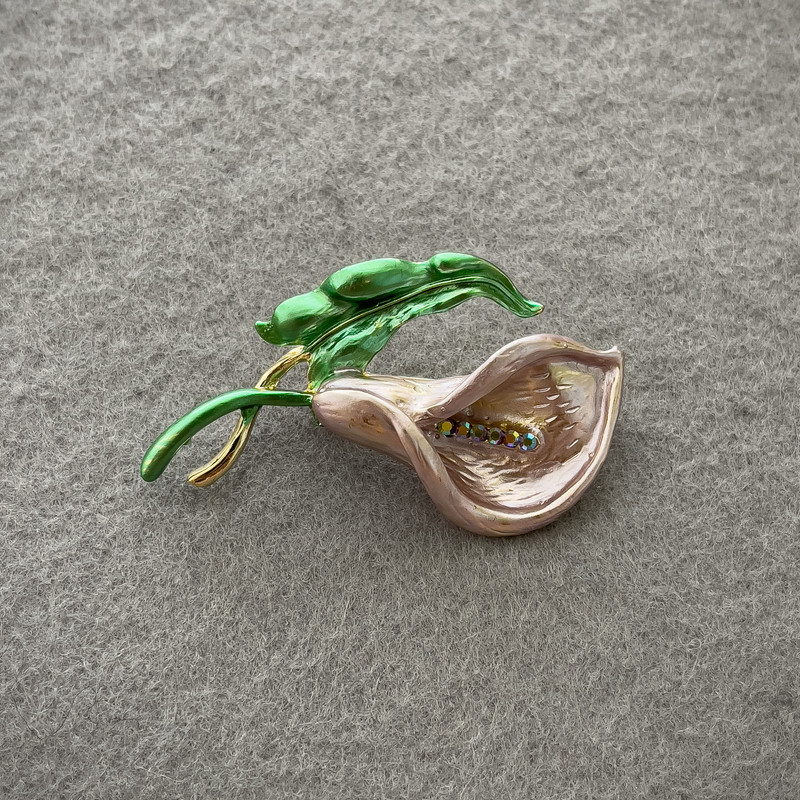 Broșă Floarea Calla roz email, metal auriu cu strasuri, 49×29 mm+