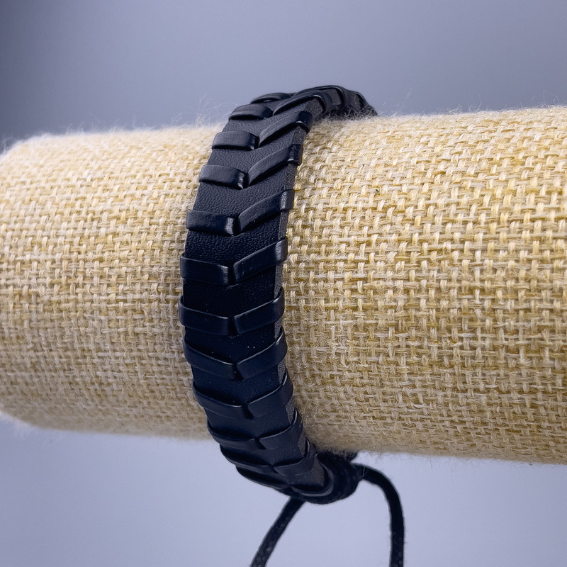 Brățară, lungime 18–25 cm, grosime 14 mm, piele ecologică, culoare neagră, cu închidere reglabilă
