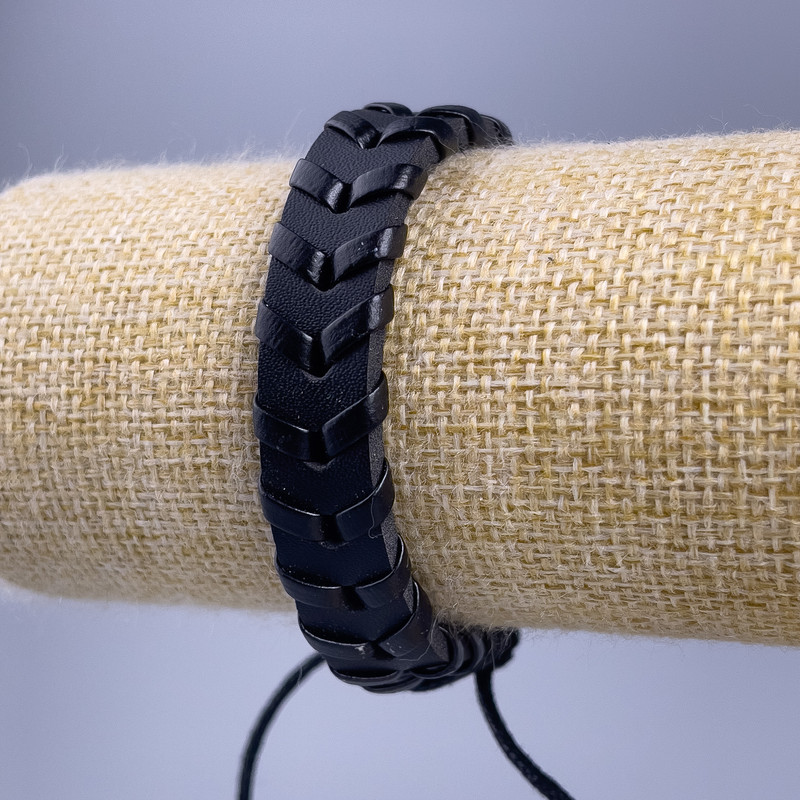 Brățară, lungime 18-25 cm, grosime 12 mm, piele ecologică, culoare neagră, cu închidere reglabilă