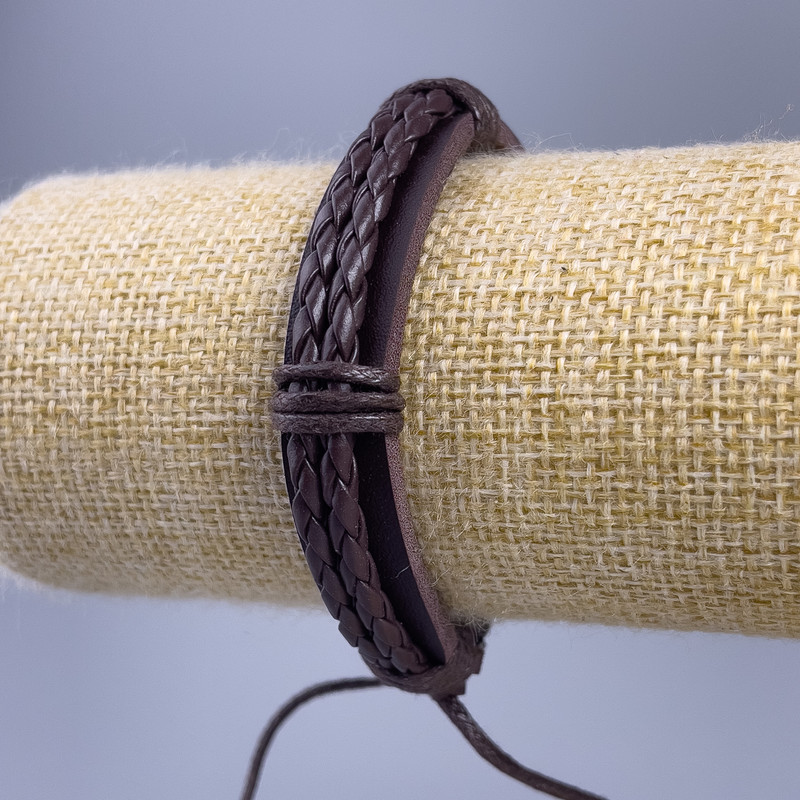 Brățară, lungime 18-25 cm, grosime 12 mm, piele ecologică maro, cu închidere reglabilă