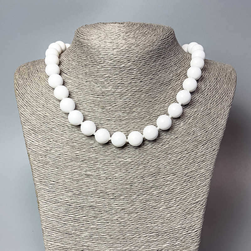 Colier cu agate albe (presat) bile lucioase, diametrul 12 mm, lungime 48 cm