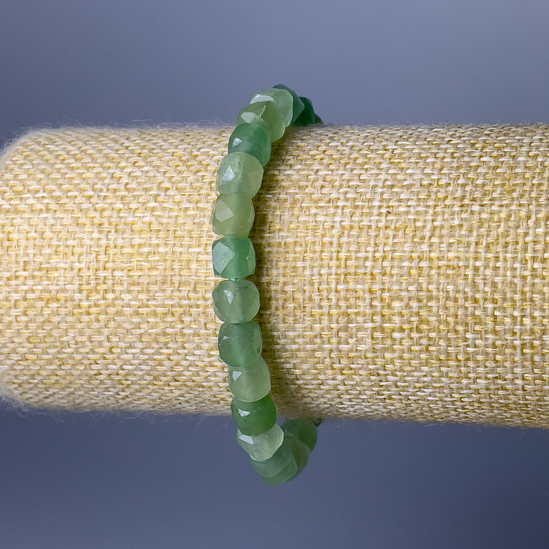 Brățară din nefrit natural, cuburi tăiate, diametrul de 7 mm, lungime 18 cm (pe bandă elastică)