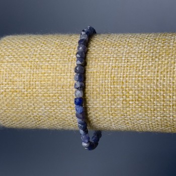 Brățară din iolit natural, piatră tăiată în cuburi, diametrul de 4 mm, lungime 18 cm (elastică)