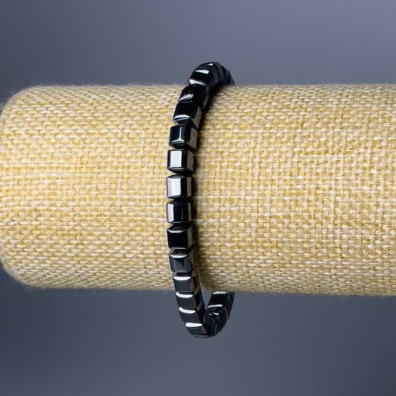 Brățară din hematit cu cuburi, diametrul 6 mm, lungime 18 cm (elastică)