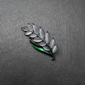 Брошка Гілочка біле котяче око, зелена емаль золотистий метал 22х47мм