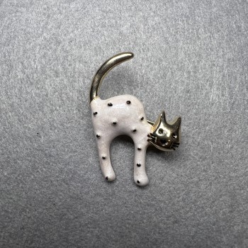 Broșă Pisicuța albă și neagră, sidef alb și negru, metal auriu 28×37 mm