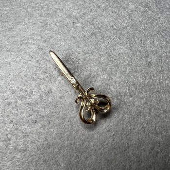 Broșă „Foarfecă” cu cristal alb, metal auriu, 15×34 mm