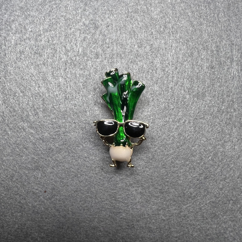 Broșă țelină în ochelari, verde, negru și alb email, metal auriu, 18×32 mm