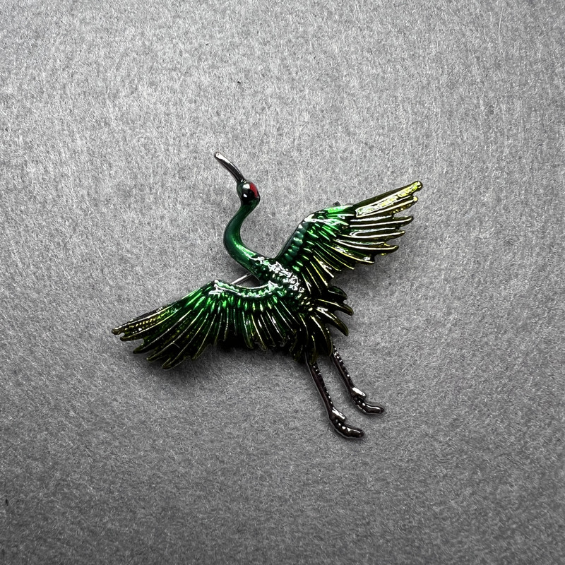 Broșă în formă de cocostârc, email verde, metal argintiu