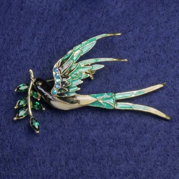 Broșă rândunică cu ramură, email bej și verde, cristale verzi, strasuri albastre, metal auriu, 62×48 mm